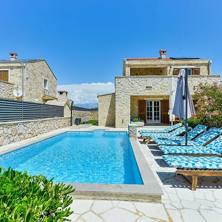 Carnela With Heated Pool Привлака