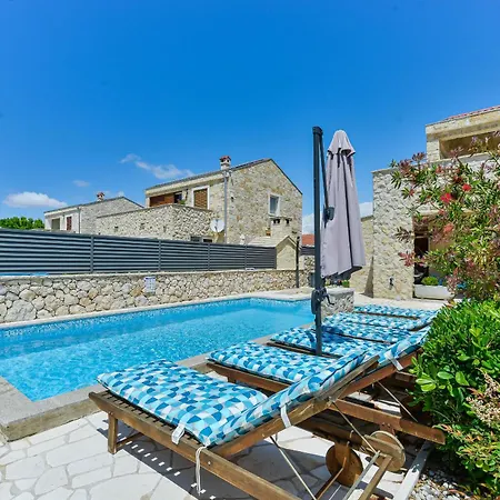 Carnela With Heated Pool 빌라 프리블라카