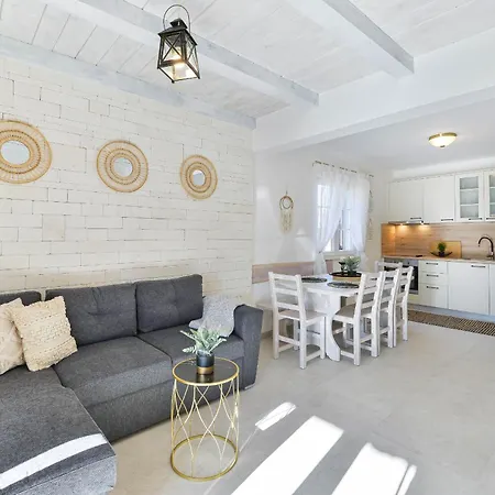 Carnela With Heated Pool 빌라 *