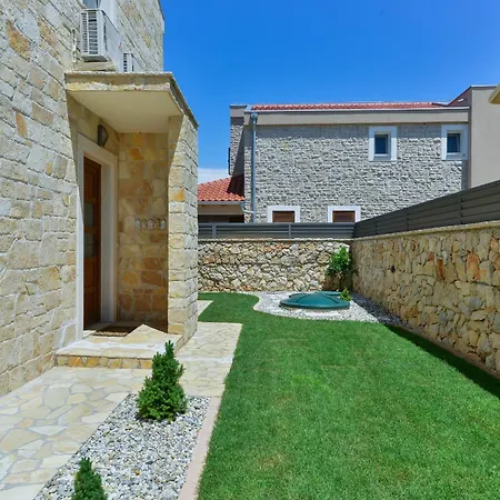 Carnela With Heated Pool 프리블라카