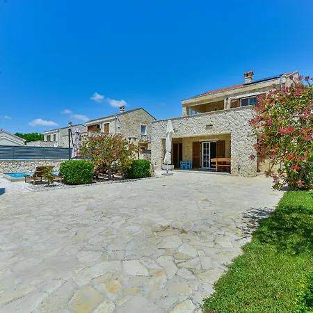 Carnela With Heated Pool