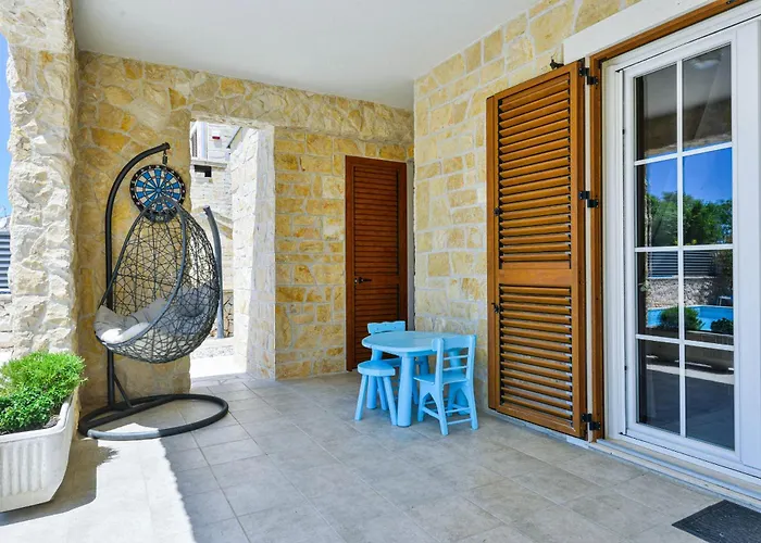 Carnela With Heated Pool 빌라 프리블라카