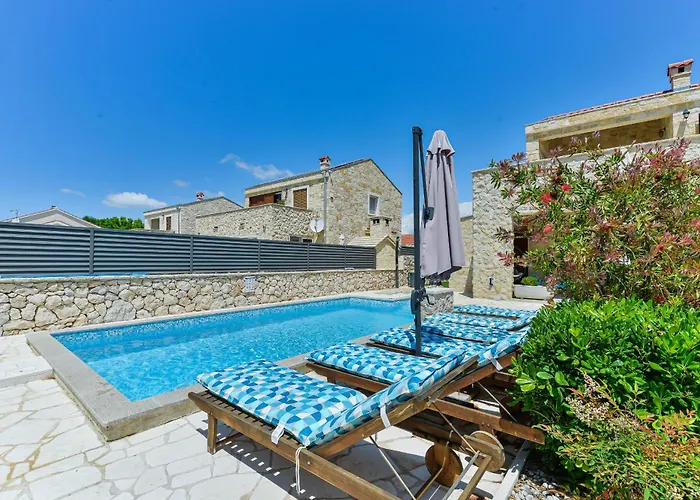 Carnela With Heated Pool 빌라 프리블라카