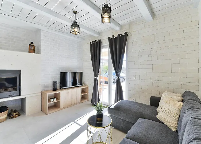 Carnela With Heated Pool 프리블라카