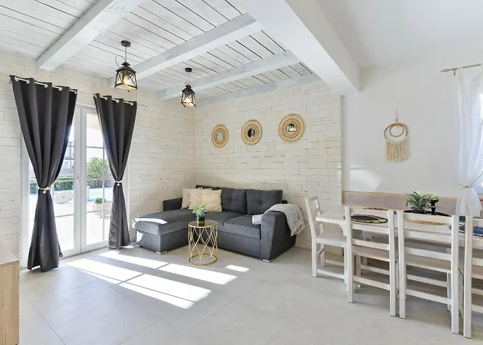 빌라 Carnela With Heated Pool