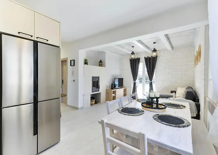 Carnela With Heated Pool 빌라 프리블라카