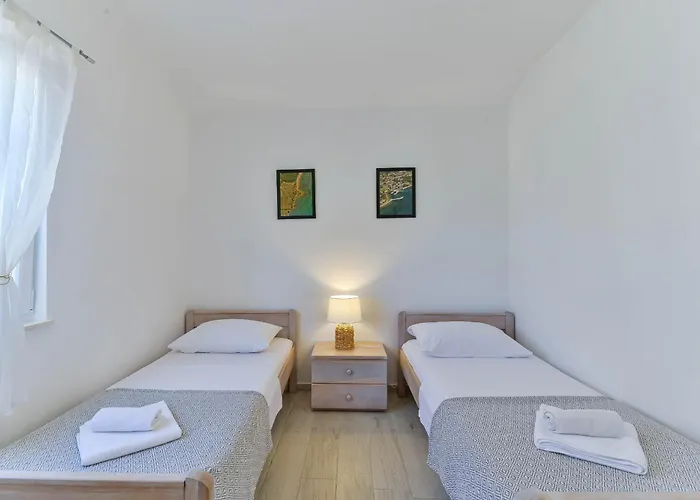 Carnela With Heated Pool