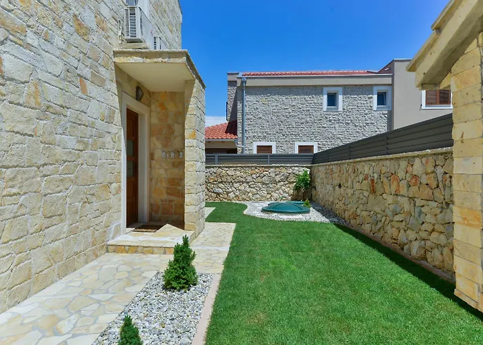 Carnela With Heated Pool 프리블라카