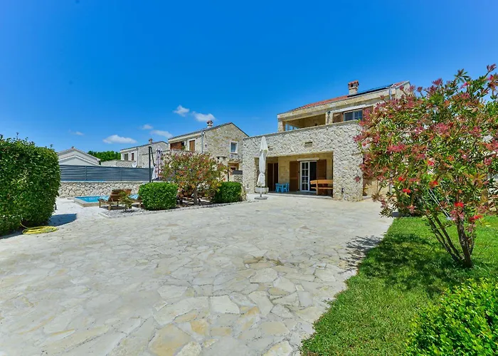 Carnela With Heated Pool