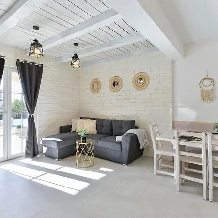 Villa Carnela With Heated Pool