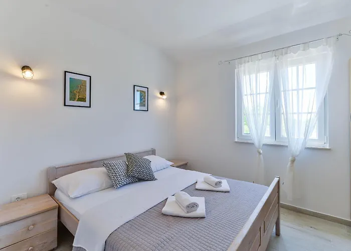 Carnela With Heated Pool *